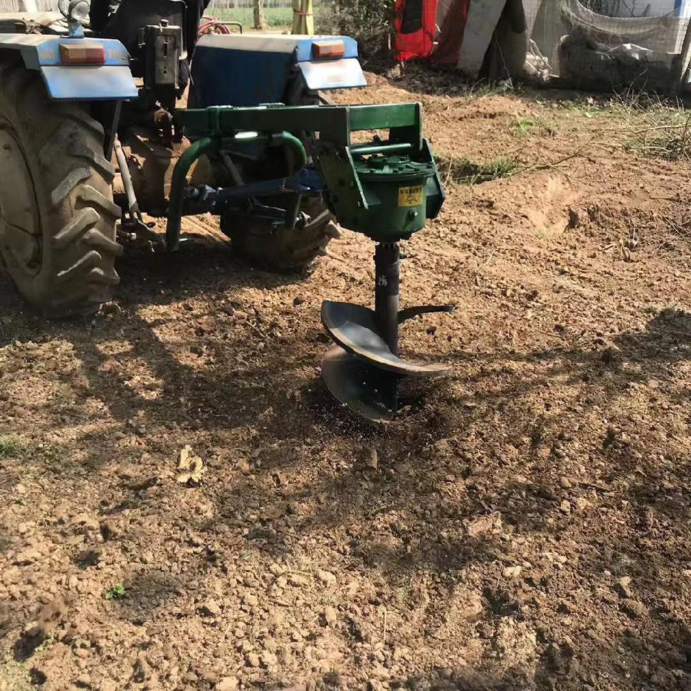 拖拉机挖坑机在土地打洞业彰显实力